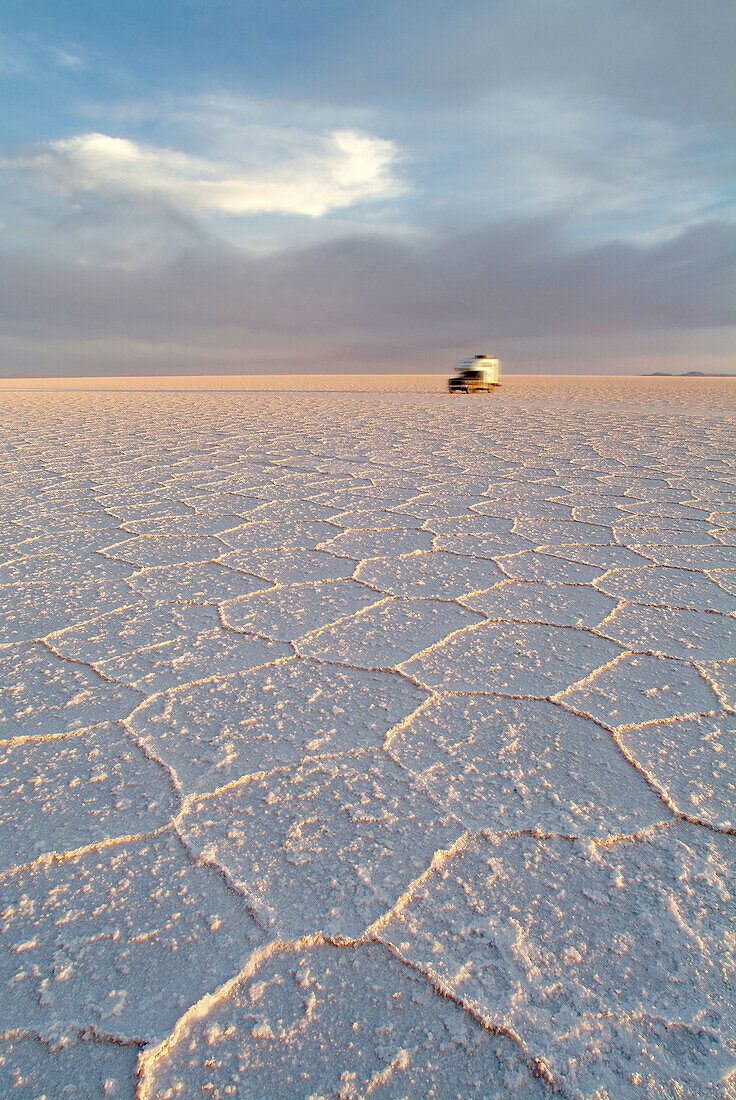 Auto fährt über den Salzsee, Salar de Uyuni, Bolivien, Südamerika