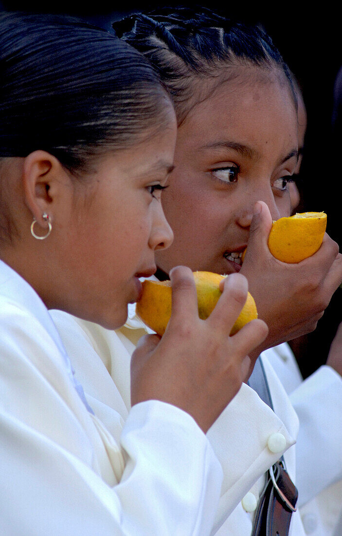 Zwei Kinder essen Orangen, San Miguel de Allende, Mexiko