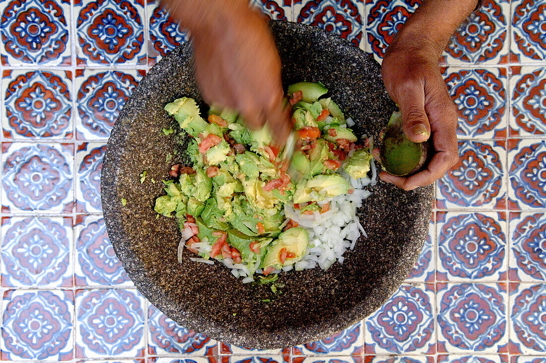 Zubereitung von Guacamole, San Miguel de Allende, Mexiko