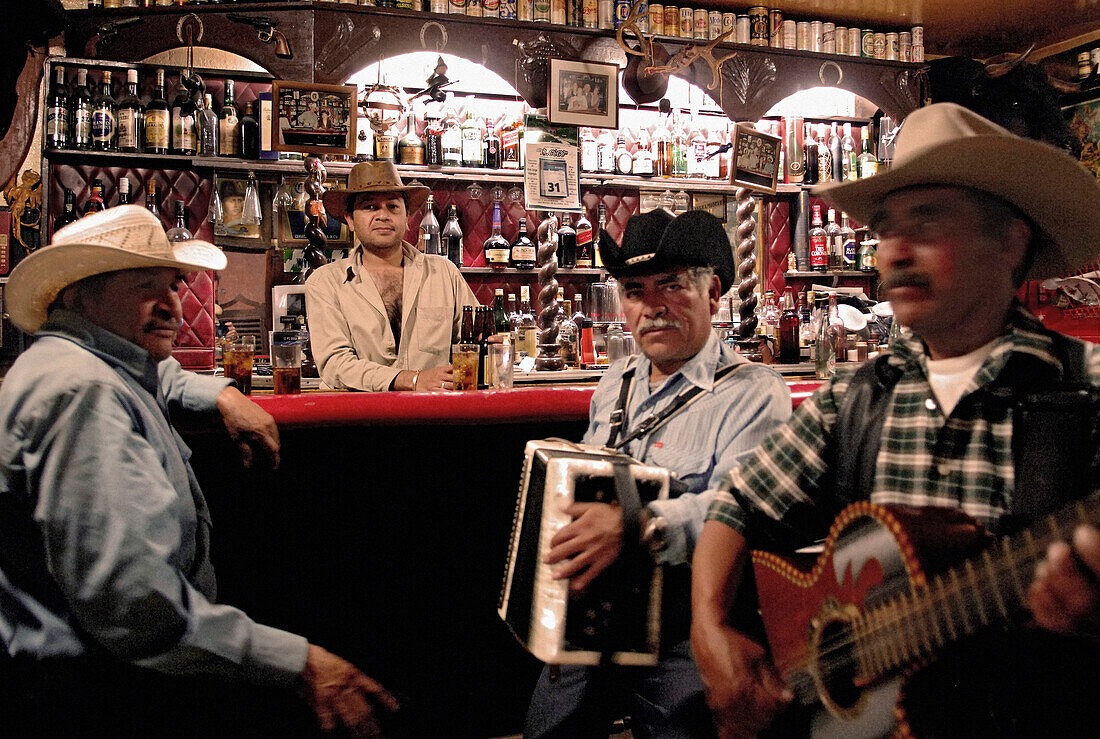 Drei Musiker und der Barmann in einer Kneipe in San Miguel de Allende, Mexiko