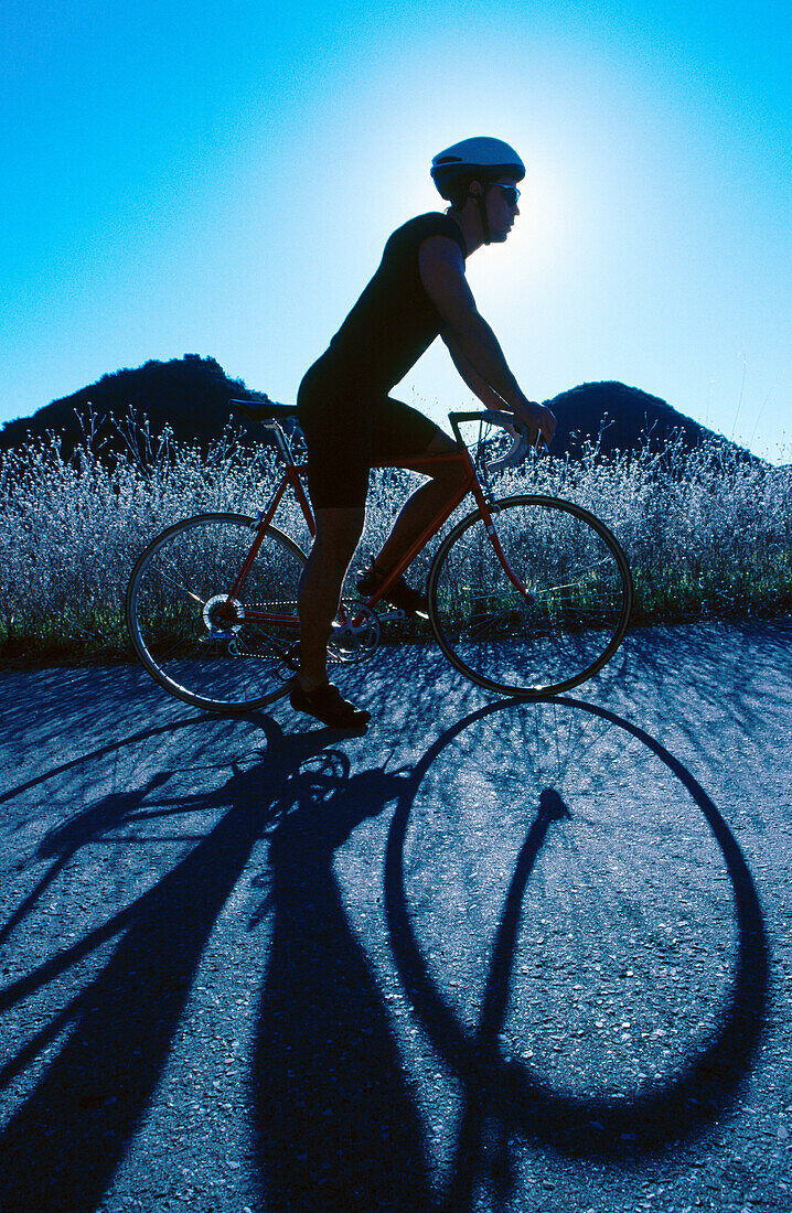 Aktivität, Allein, Alleine, Außen, Bergauf, Blau, Eine Person, Eins, Einzeln, einzig, Erwachsene, Erwachsener, Fahren, Fahrrad, Fahrräder, Fahrradfahren, Farbe, Fit, Gesundheit, Hang, Hänge, In form, Land, Landstraße, Landstraßen, Mann, Männer, Männer (nu