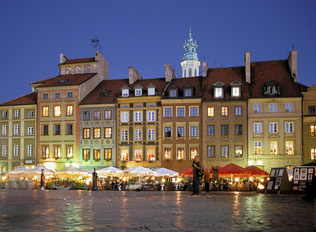 Poland, Warsaw, Old Town Square, Partially surrounded by medieval walls is the oldest district in Warsaw, From 13 century, Then main section of Warsaw, Now main tourist attraction with carriages cafes restaurants and shops