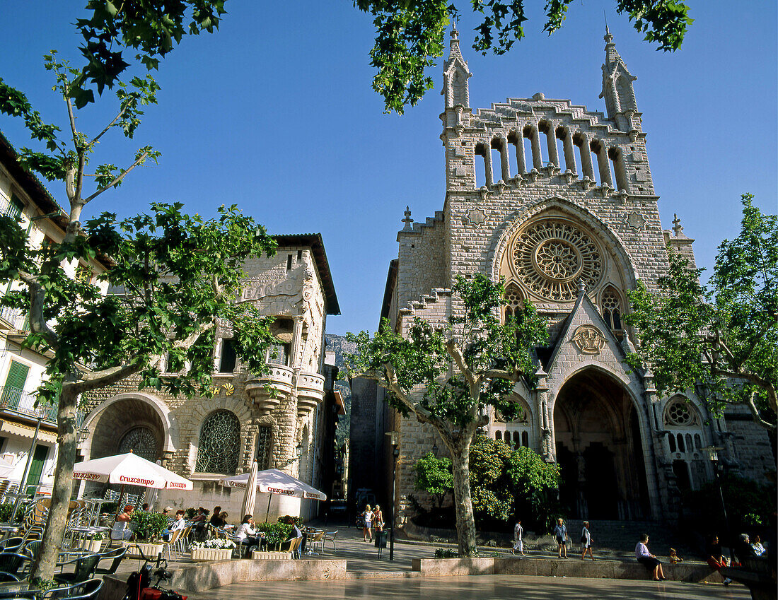 Plaza de la Constitución (Constitution square) and Church of Sant Bartomeu. Sóller, Majorca, Balearic Islands. Spain
