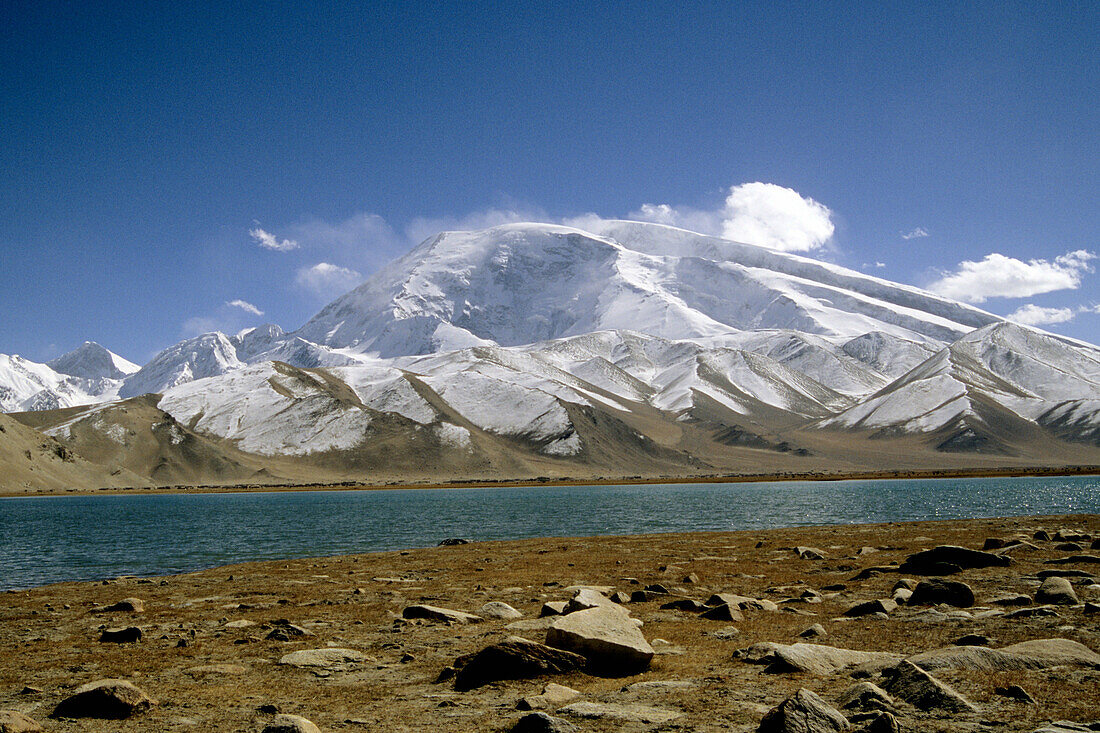 Lake Karakul. Mt Muztagh Ata. Pamir mounts. Xinjiang. China.