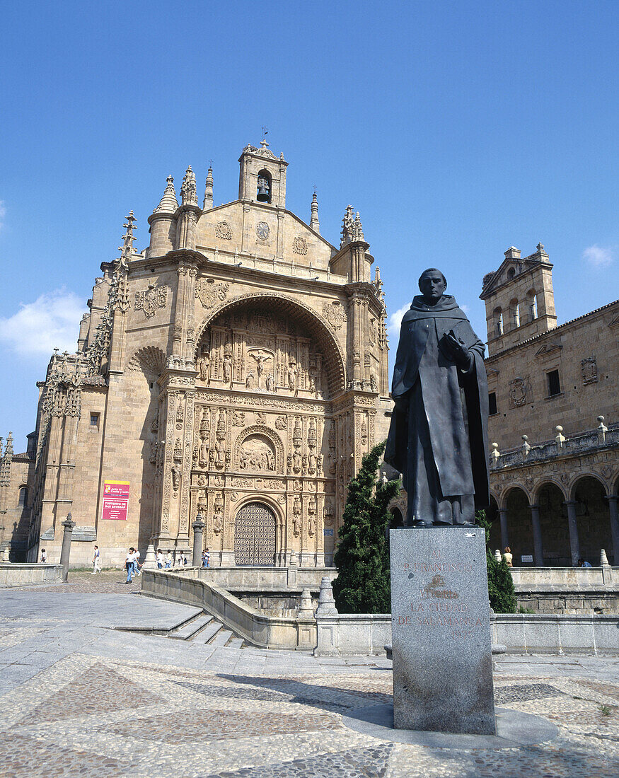 Monument to Fray Luis de León and San Esteban Church (architect: Juan de Álava, 1524) in background. Salamanca. Spain