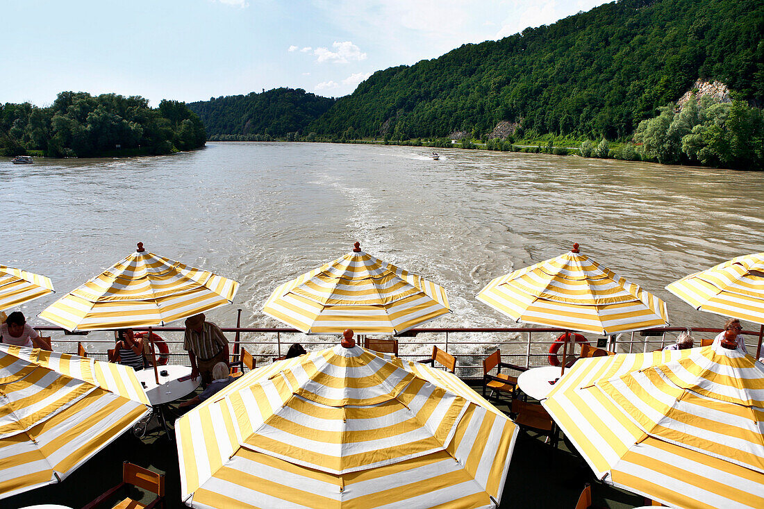 Passagiere auf einem Schiff auf der Donau, Obermühl, Oberösterreich, Österreich