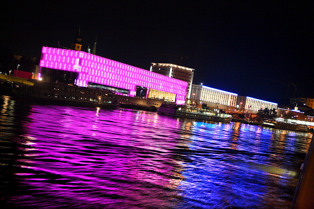 Blick über die Donau auf beleuchtetes Lentos Kunstmuseum bei Nacht, Linz, Oberösterreich, Österreich