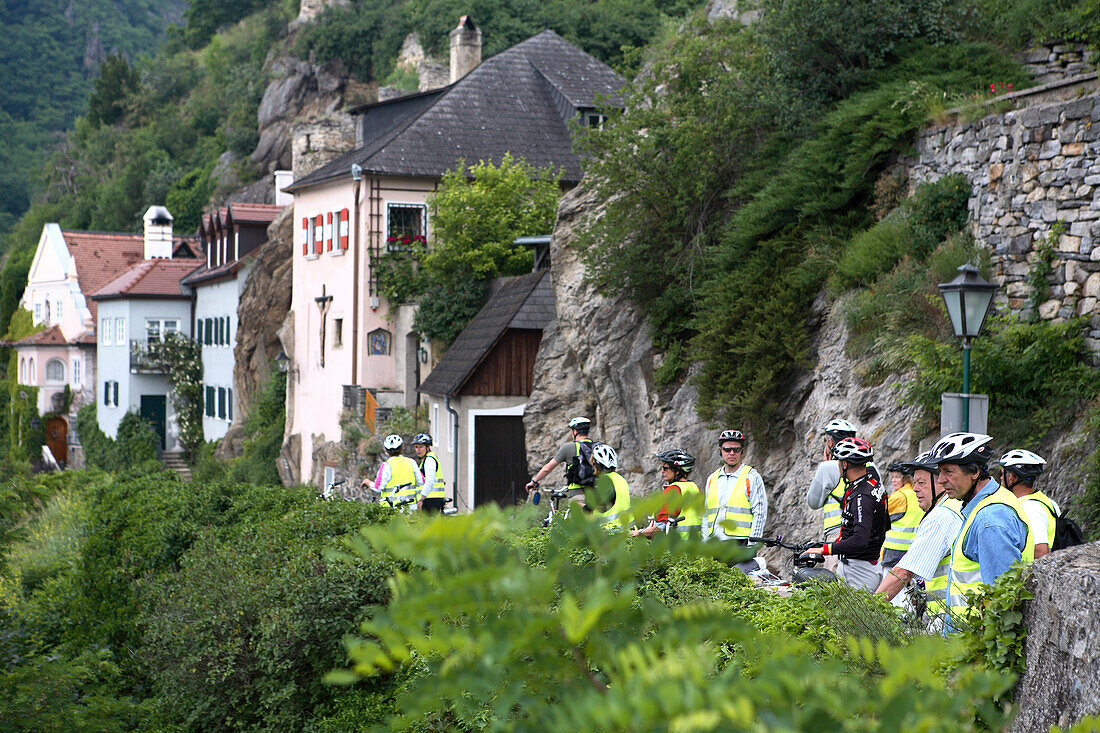 Eine Gruppe Radfahrer in Dürnstein, Wachau, Österreich