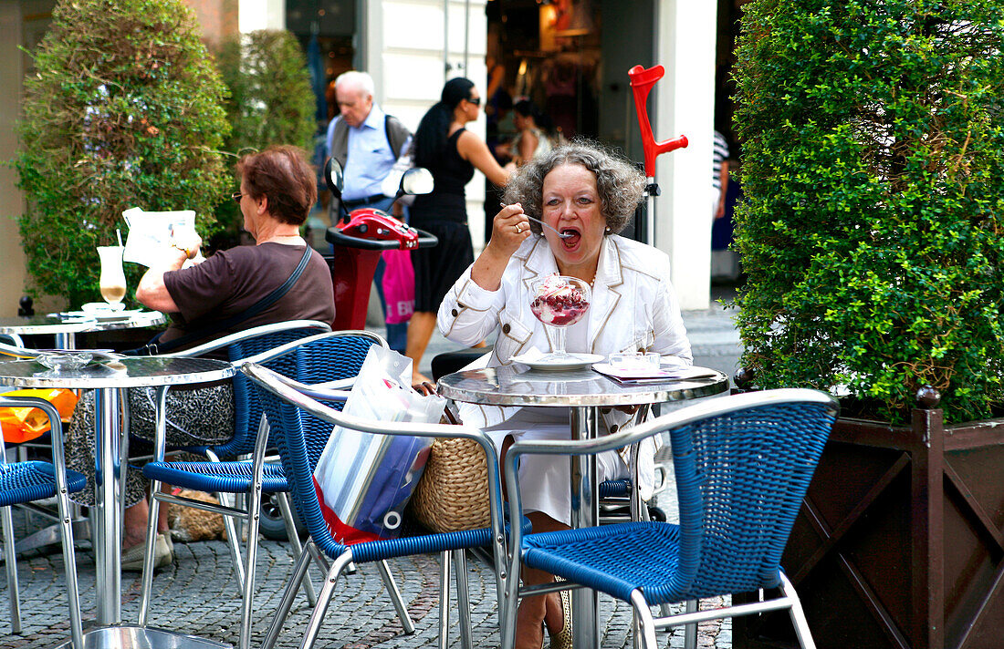 Leute in einem Straßencafe, Kärtner Straße, Wien, Österreich