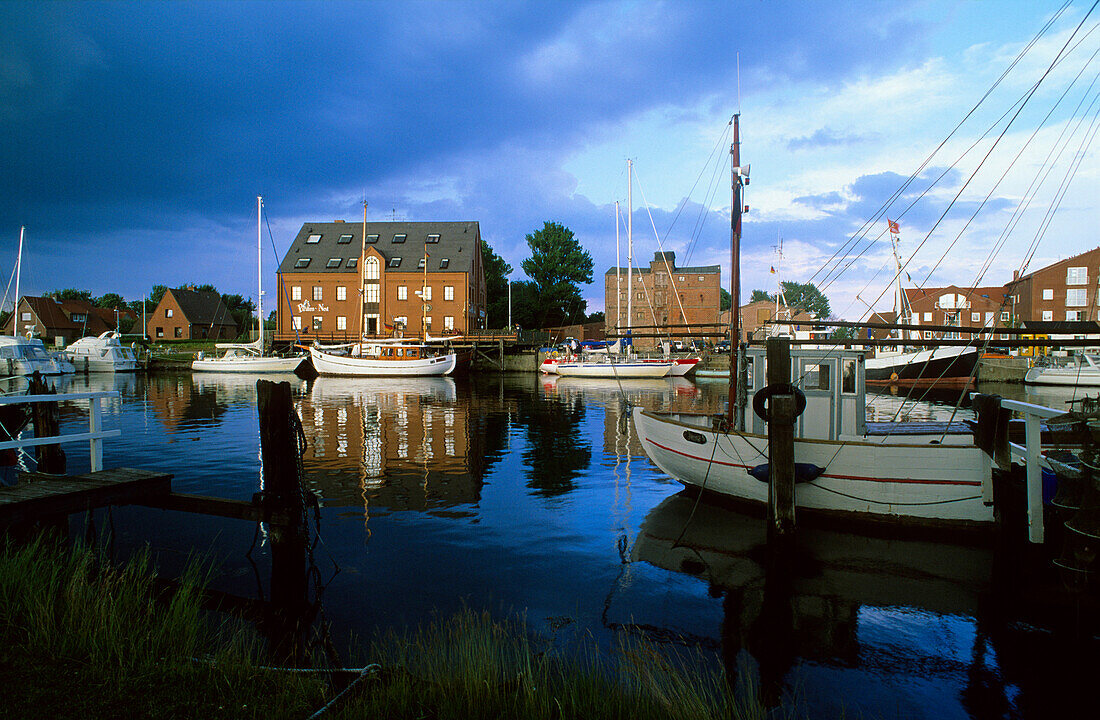 Boote im Hafen unter dunklen Wolken, Orth, Insel Fehmarn, Schleswig Holstein, Deutschland, Europa