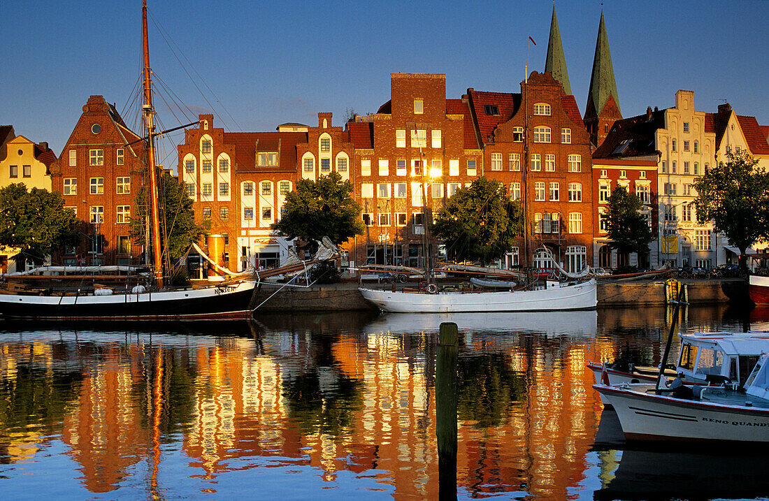 Der Holstenhafen an der Untertrave mit Marienkirche am Abend, Lübeck, Schleswig Holstein, Deutschland, Europa