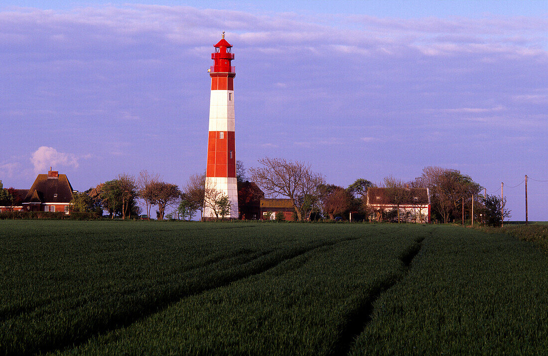 Flügger Leuchtturm unter Wolkenhimmel, Insel Fehmarn, Schleswig-Holstein, Deutschland, Europa