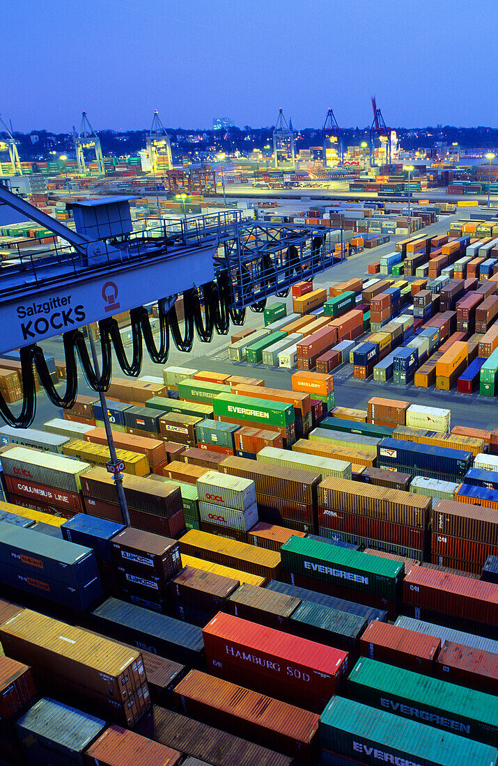 Bunte Container am Containerhafen bei Nacht, Hamburg, Deutschland, Europa