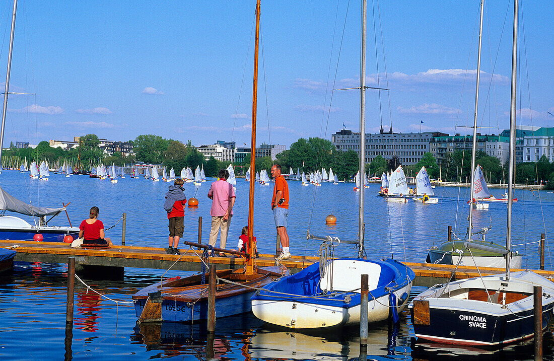 Europe, Germany, Hamburg, people enjoying their free time at the Alster