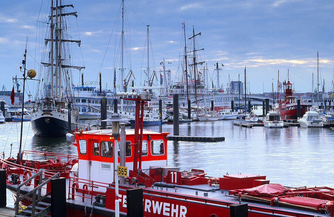 Europe, Germany, Hamburg, port of Hamburg, fireboat in Hamburg's inner harbour