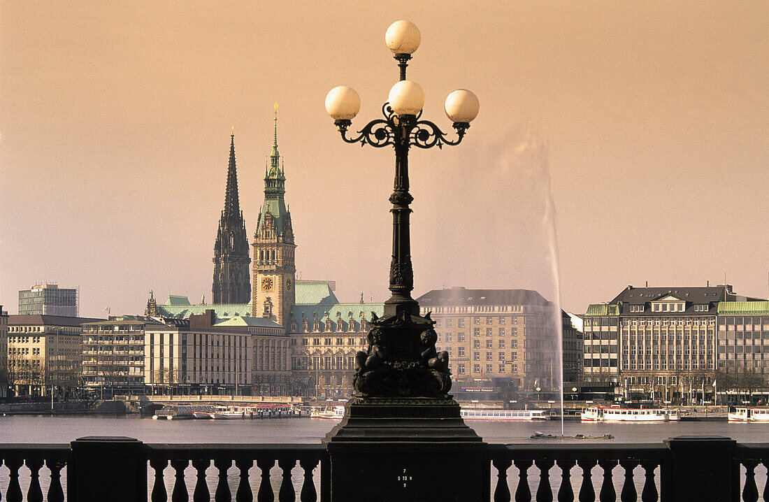 Blick über Binnenalster auf Hamburg, Deutschland