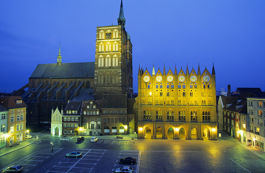 Nikolaikirche und Rathaus bei Nacht, Stralsund, Mecklenburg-Vorpommern Deutschland