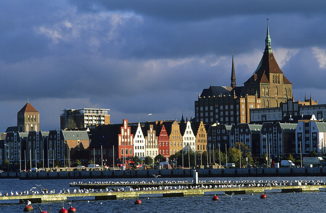 Blick über die Warnow auf die Altstadt mit Marienkirche, Rostock, Mecklenburg-Vorpommern, Deutschland