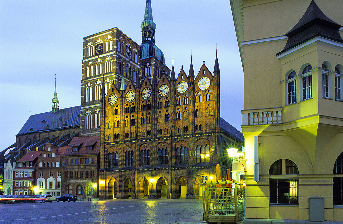 Nikolaikirche und Rathaus am Abend, Stralsund, Mecklenburg-Vorpommern Deutschland