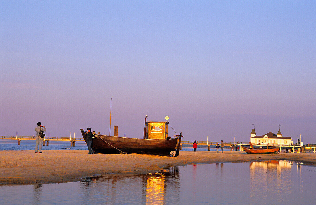 Europe, Germany, Mecklenburg-Western Pomerania, isle of Usedom, Seaside resort Ahlbeck, on the beach with pier