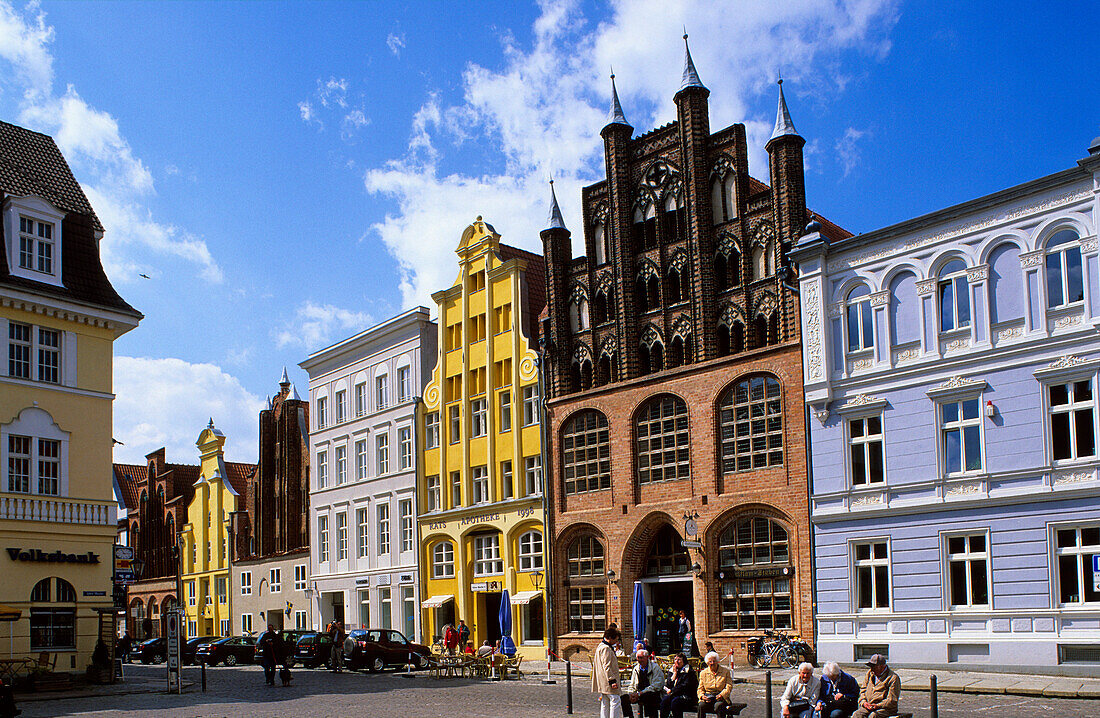 Europe, Germany, Mecklenburg-Western Pomerania, Stralsund, old market square (Alter Markt) with traditional houses in the historic centre of town