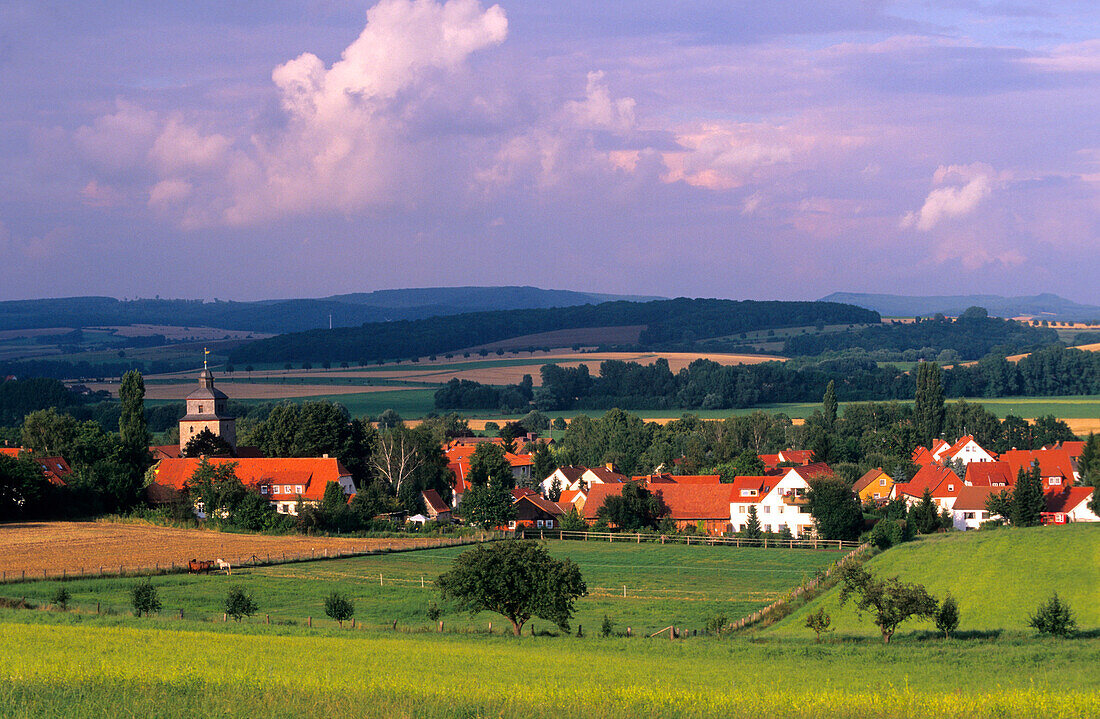 Europa, Deutschland, Niedersachsen, Blick auf das Dorf Obernjesa, bei Göttingen
