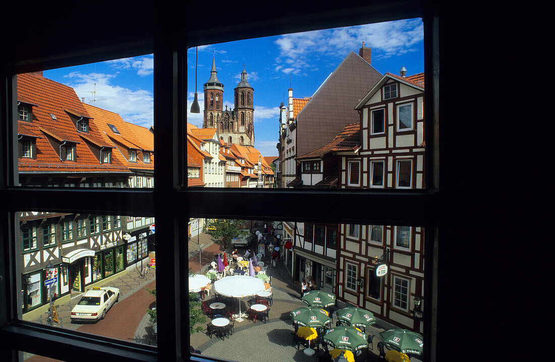 Europa, Deutschland, Niedersachsen, Göttingen, Blick auf die Johannisstrasse und die St. Johannis Kirche