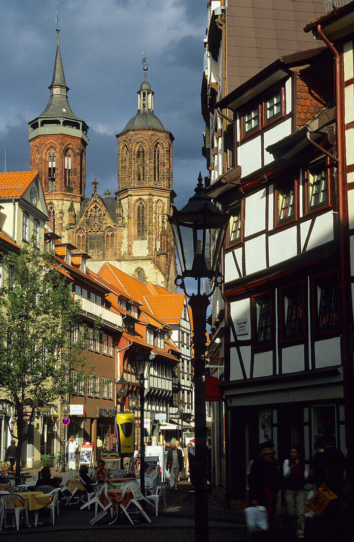 Europa, Deutschland, Niedersachsen, Göttingen, Blick auf die Johannisstrasse und die St. Johannis Kirche