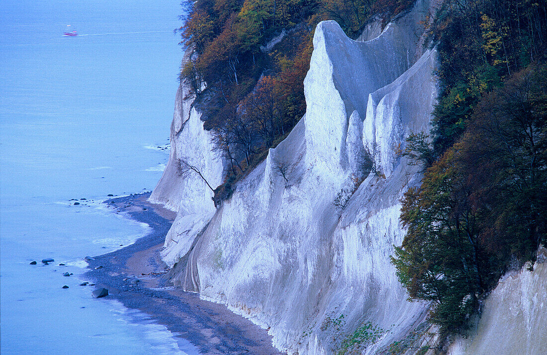 Europa, Deutschland, Mecklenburg-Vorpommern, Insel Rügen, Wissower Klinken, Kreidefelsen im Nationalpark Jasmund, am 24. Februar 2005 rutschten die beiden bis zu 20 Meter hohen Hauptzinnen ins Meer