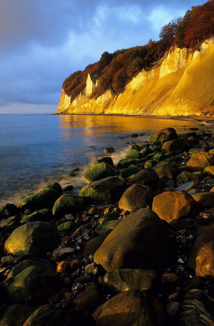 Europa, Deutschland, Mecklenburg-Vorpommern, Insel Rügen, Wissower Klinken, Kreidefelsen im Nationalpark Jasmund, am 24. Februar 2005 rutschten die beiden bis zu 20 Meter hohen Hauptzinnen ins Meer