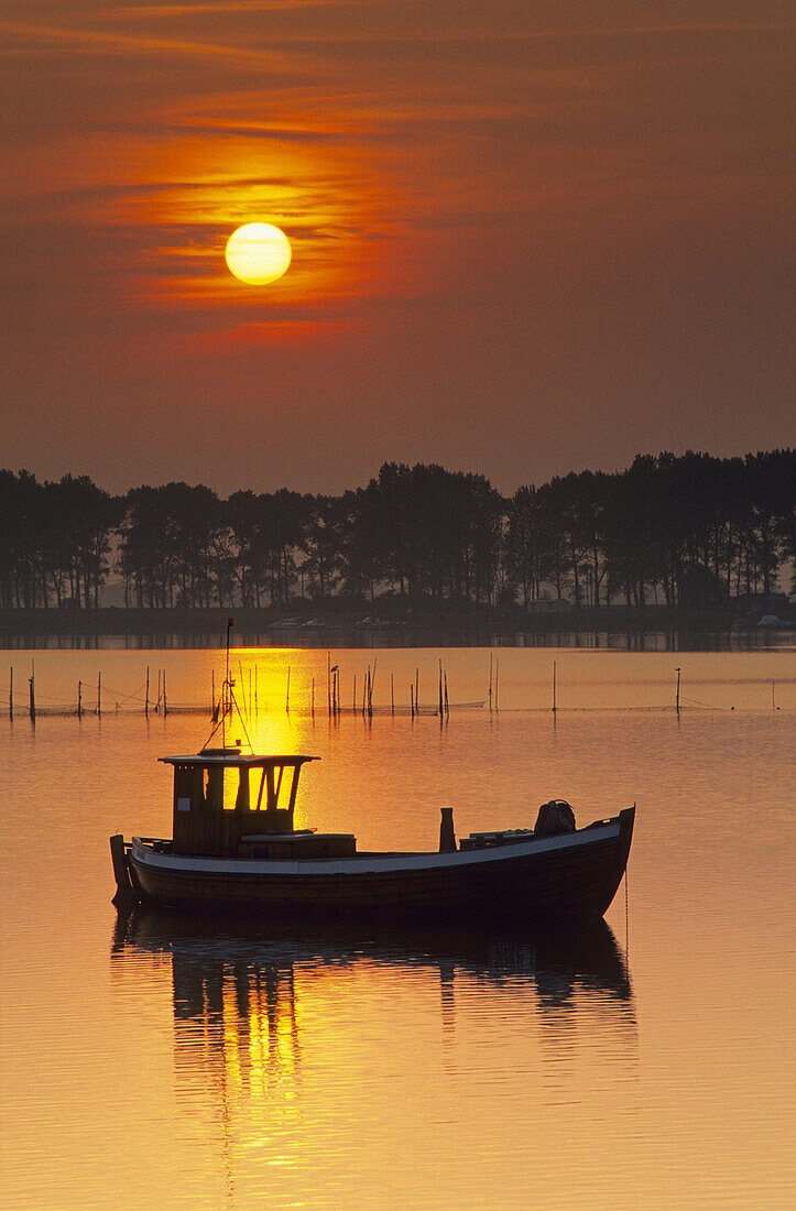 Fischerboot im Sonnenuntergang, Insel Ummanz, Mecklenburg-Vorpommern, Deutschland
