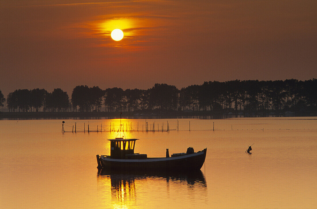 Fischerboot im Sonnenuntergang, Insel Ummaz, Mecklenburg-Vorpommern, Deutschland
