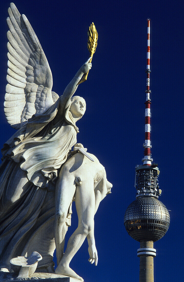 Statue auf der Schlossbrücke mit Fernsehturm im Hintergrund, Berlin, Deutschland