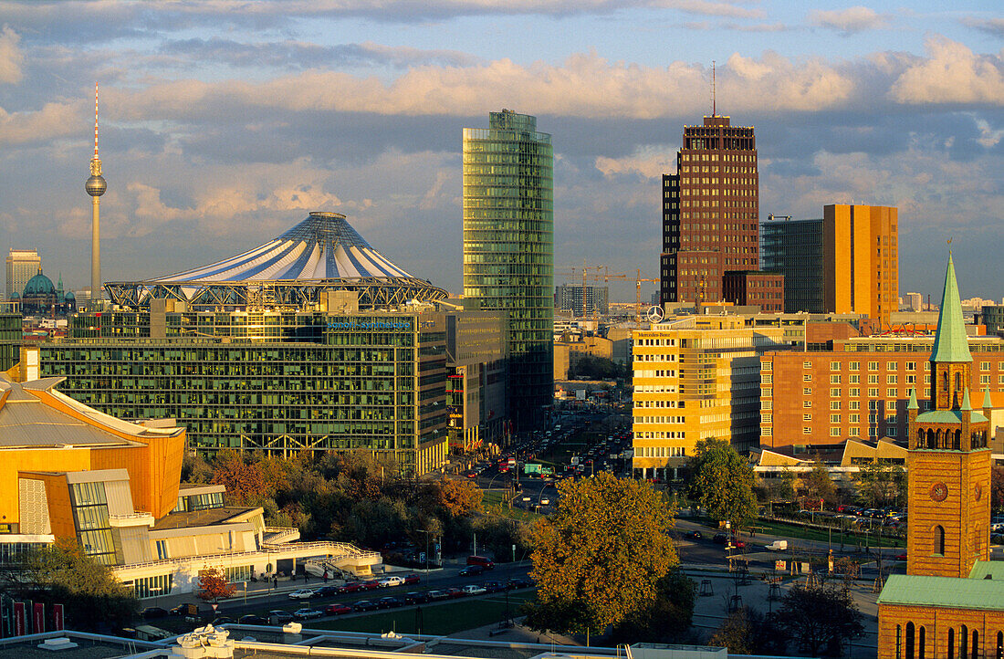 Europa, Deutschland, Berlin, Blick auf den Potsdamer Platz mit Philharmonie, Kulturforum und Sankt-Matthäuskirche