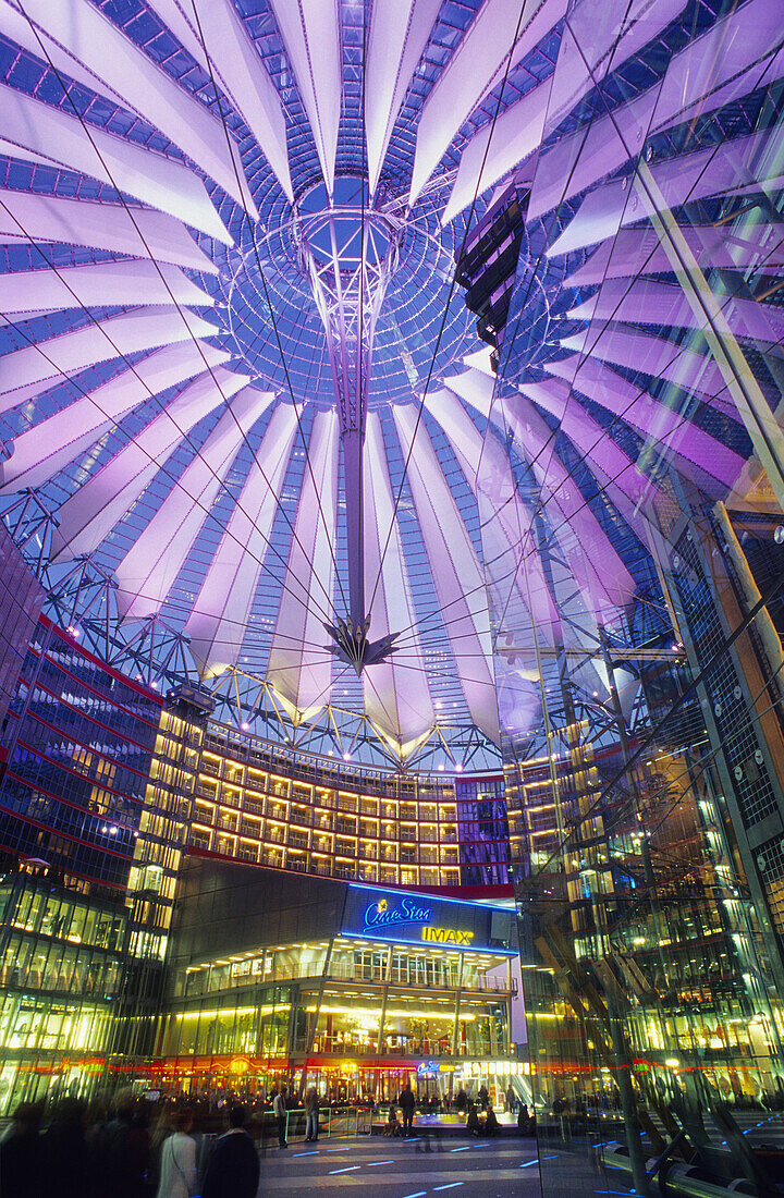 Sony Center bei Nacht, Potsdamer Platz, Berlin, Deutschland