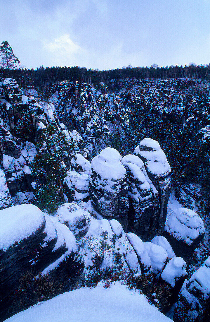 Europa, Deutschland, Sachsen, Elbsandsteingebirge, Sächsische Schweiz, schneebedeckte Felsenburg Neurathen