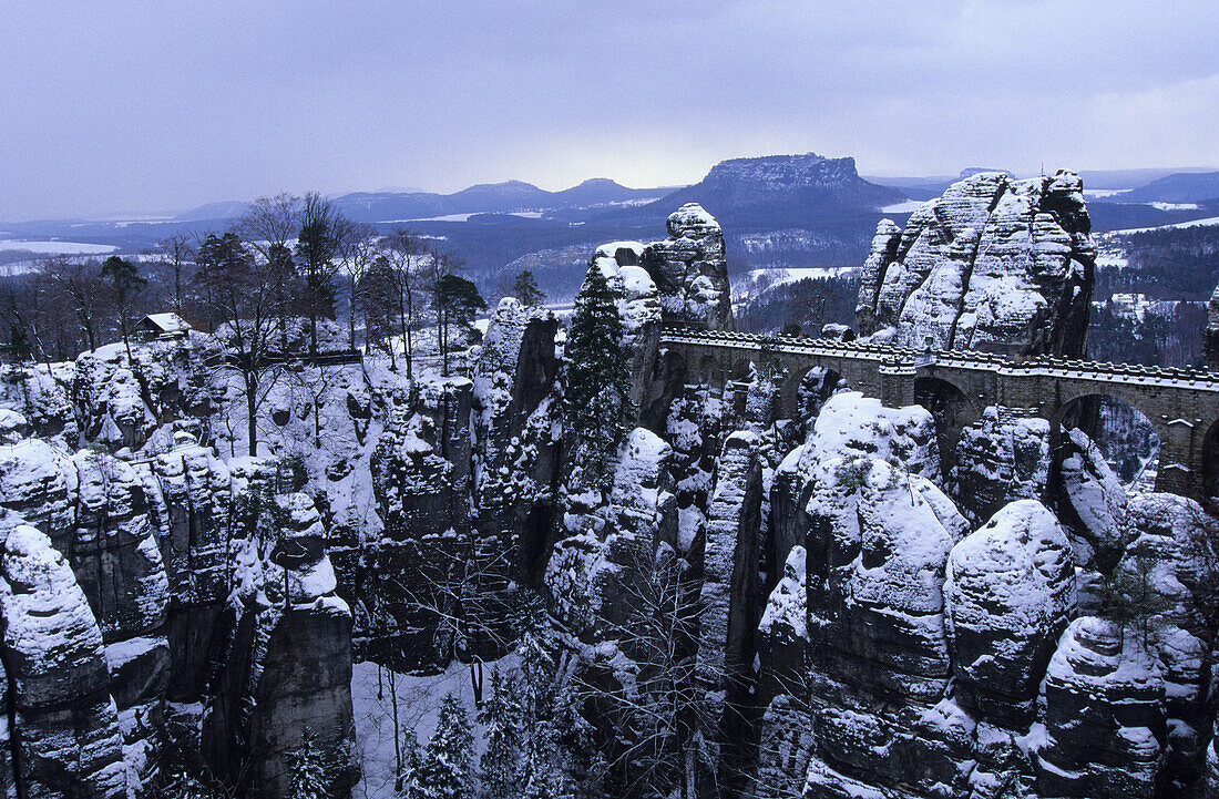 Blick auf die Basteibrücke im Winter, Sächsische Schweiz, Elbsandsteingebirge, Deutschland