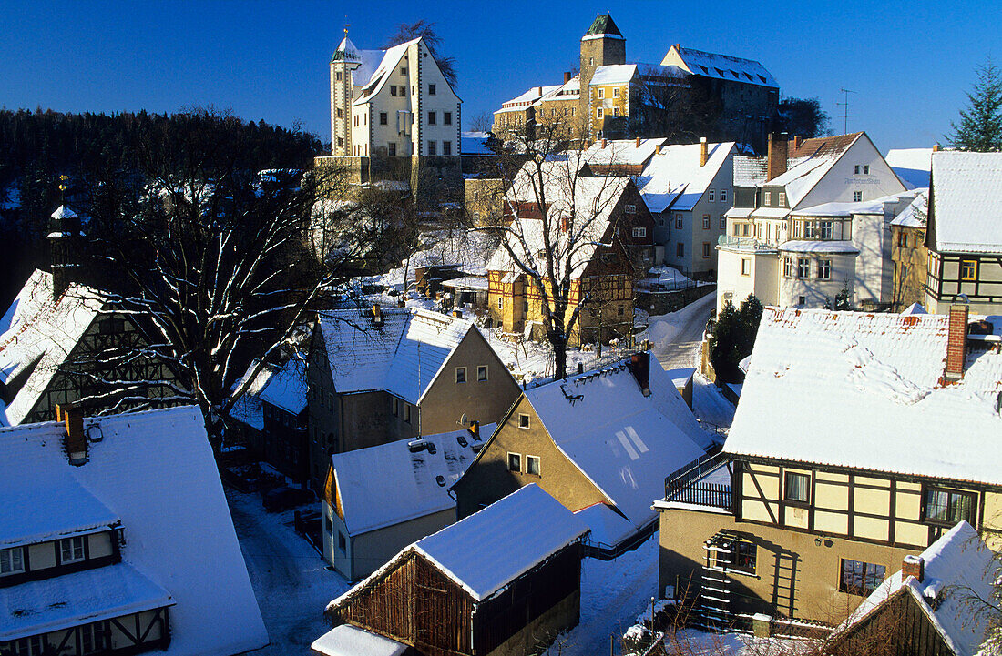 Europa, Deutschland, Sachsen, Sächsische Schweiz, Schnee auf den Hausdächern von Hohnstein und Burg Hohnstein