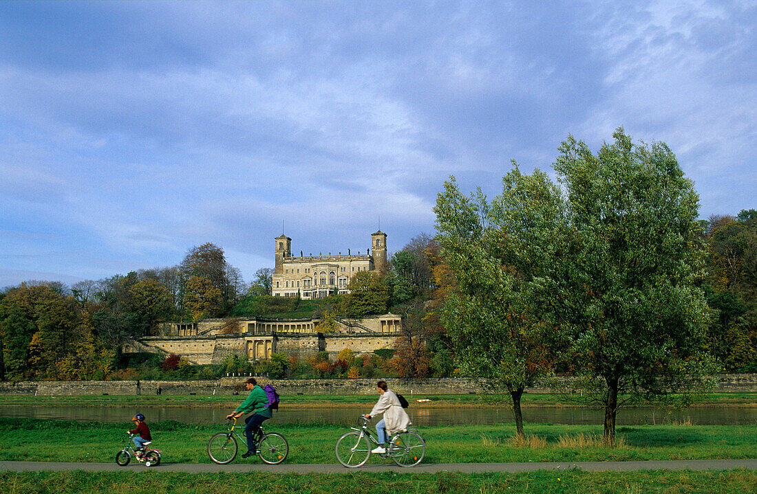 Europa, Deutschland, Sachsen, an der Elbe bei Dresden, Schloss Albrechtsberg, Familie bei einer Fahrradtour