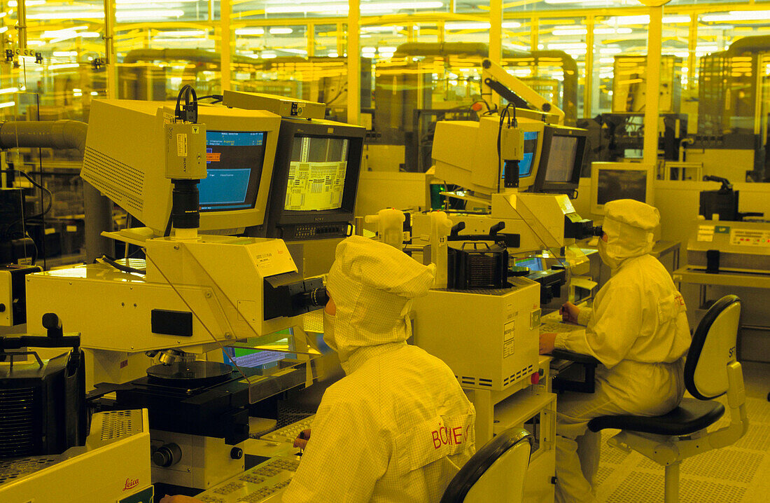 Europa, Deutschland, Sachsen, Dresden, Infineon Technologies, Mitarbeiter beim herstellen von Mikrochips im Reinraum Klasse 1