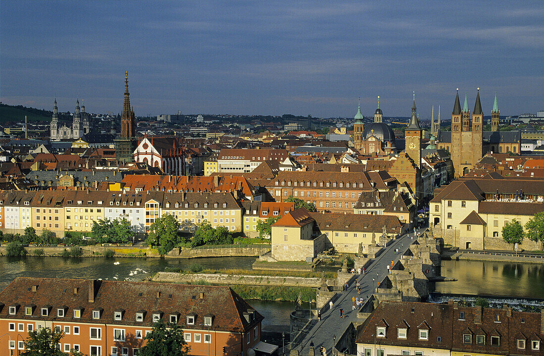 Blick auf Alte Mainbrücke, Rathaus und Dom St. Kilian, Würzburg, Bayern, Deutschland