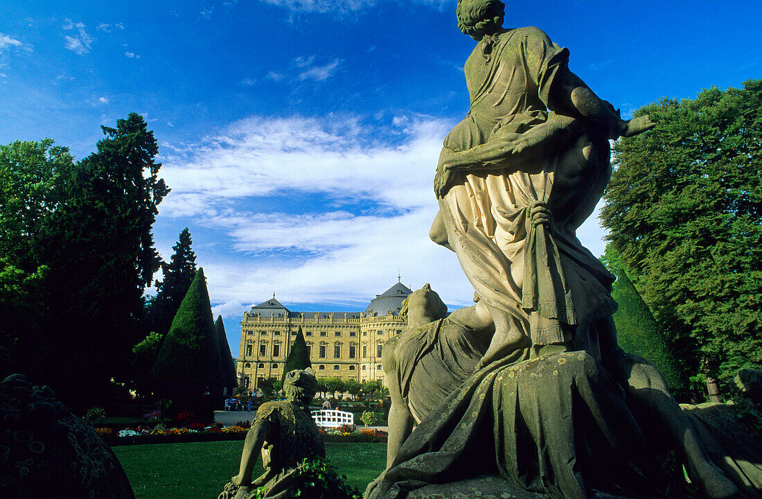Europa, Deutschland, Bayern, Würzburg, Skulpturen im Hofgarten der Würzburger Residenz