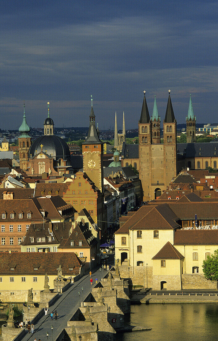 Blick auf Alte Mainbrücke, Rathaus und Dom St. Kilian, Würzburg, Bayern, Deutschland