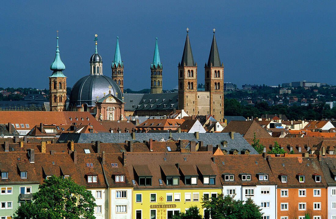 Europa, Deutschland, Bayern, Würzburg, Blick auf die Stadt mit Kiliansdom und Rathaus