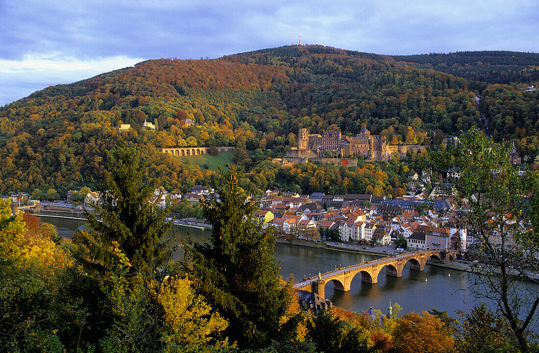 Blick auf Heidelberg mit Alter Brücke und Heidelberger Schloss, Heidelberg, Baden-Württemberg, Deutschland