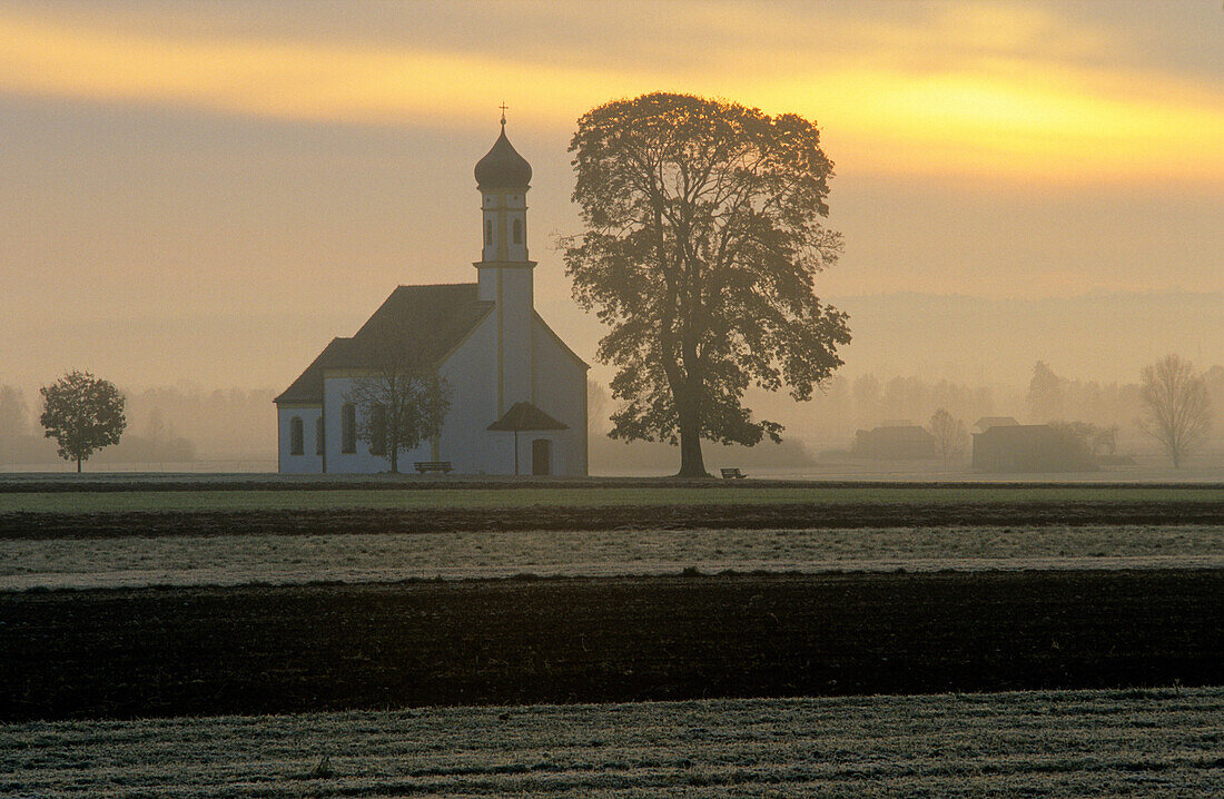 Europa, Deutschland, Bayern, bei Raisting, Wallfahrtskirche St. Johann