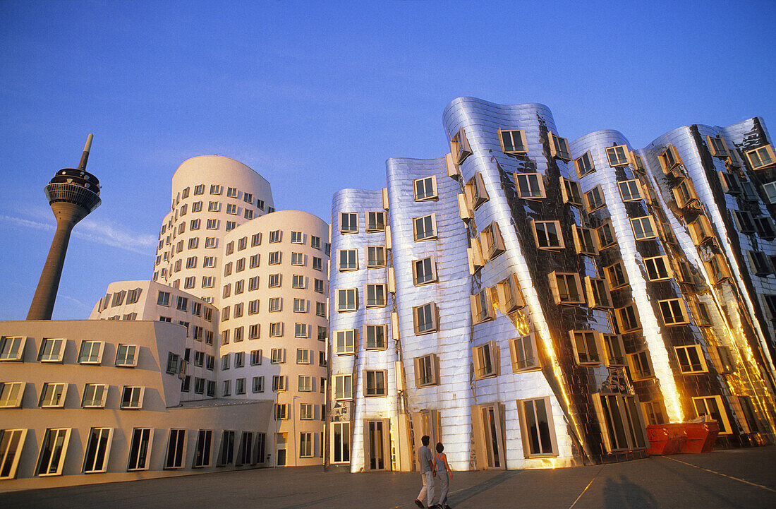 Gehry Bauten, Neuer Zollhof, Rheinturm im Hintergrund, Medienhafen, Düsseldorf, Nordrhein-Westfalen, Deutschland