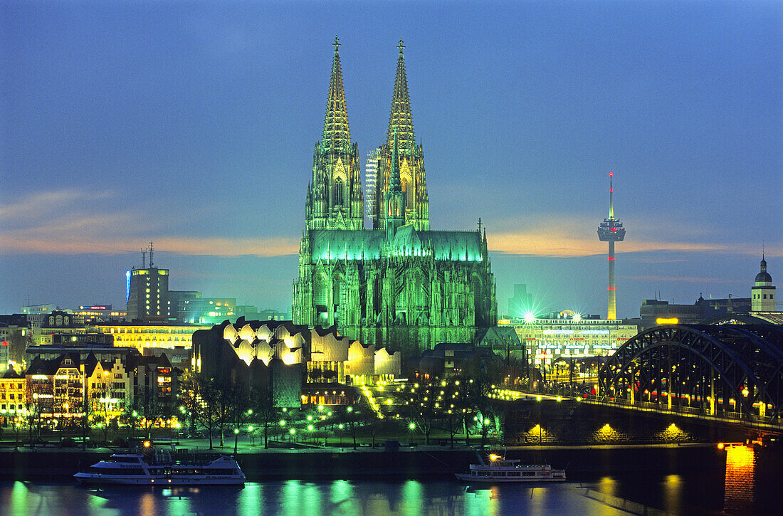 Kölner Dom bei Nacht, Köln, Nordrhein-Westfalen, Deutschland