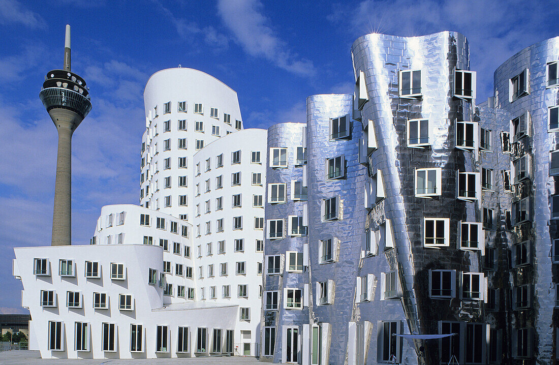 Gehry Bauten, Neuer Zollhof, Rheinturm im Hintergrund, Medienhafen, Düsseldorf, Nordrhein-Westfalen, Deutschland