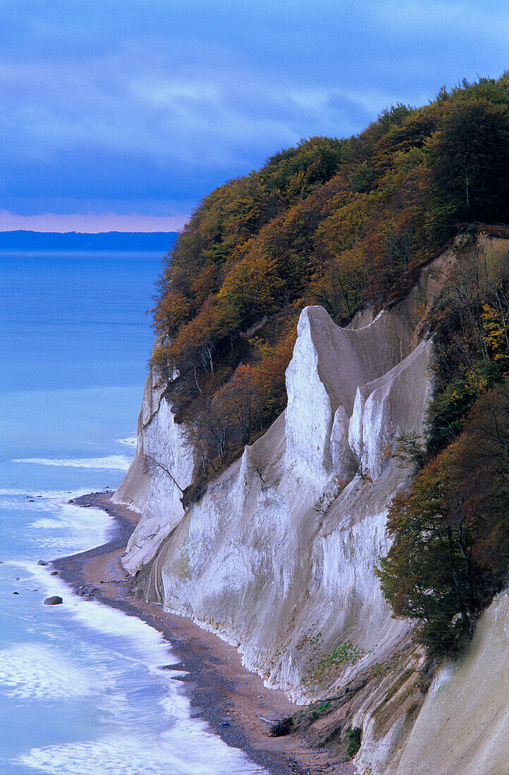 Europa, Deutschland, Mecklenburg-Vorpommern, Insel Rügen, Wissower Klinken, Kreidefelsen im Nationalpark Jasmund, am 24. Februar 2005 rutschten die beiden bis zu 20 Meter hohen Hauptzinnen ins Meer